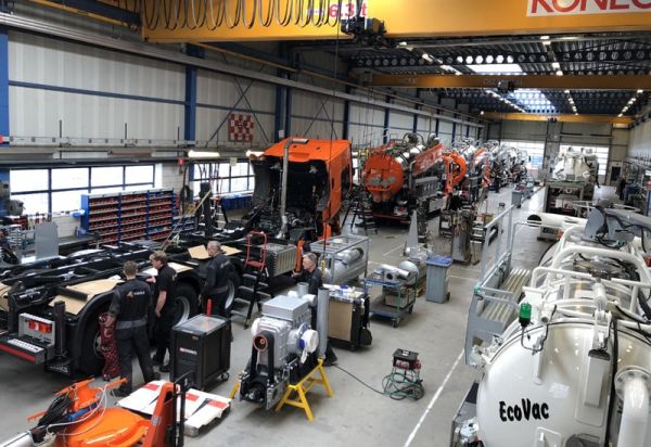 Final assembly department KOKS USA dot vacuum truck factory